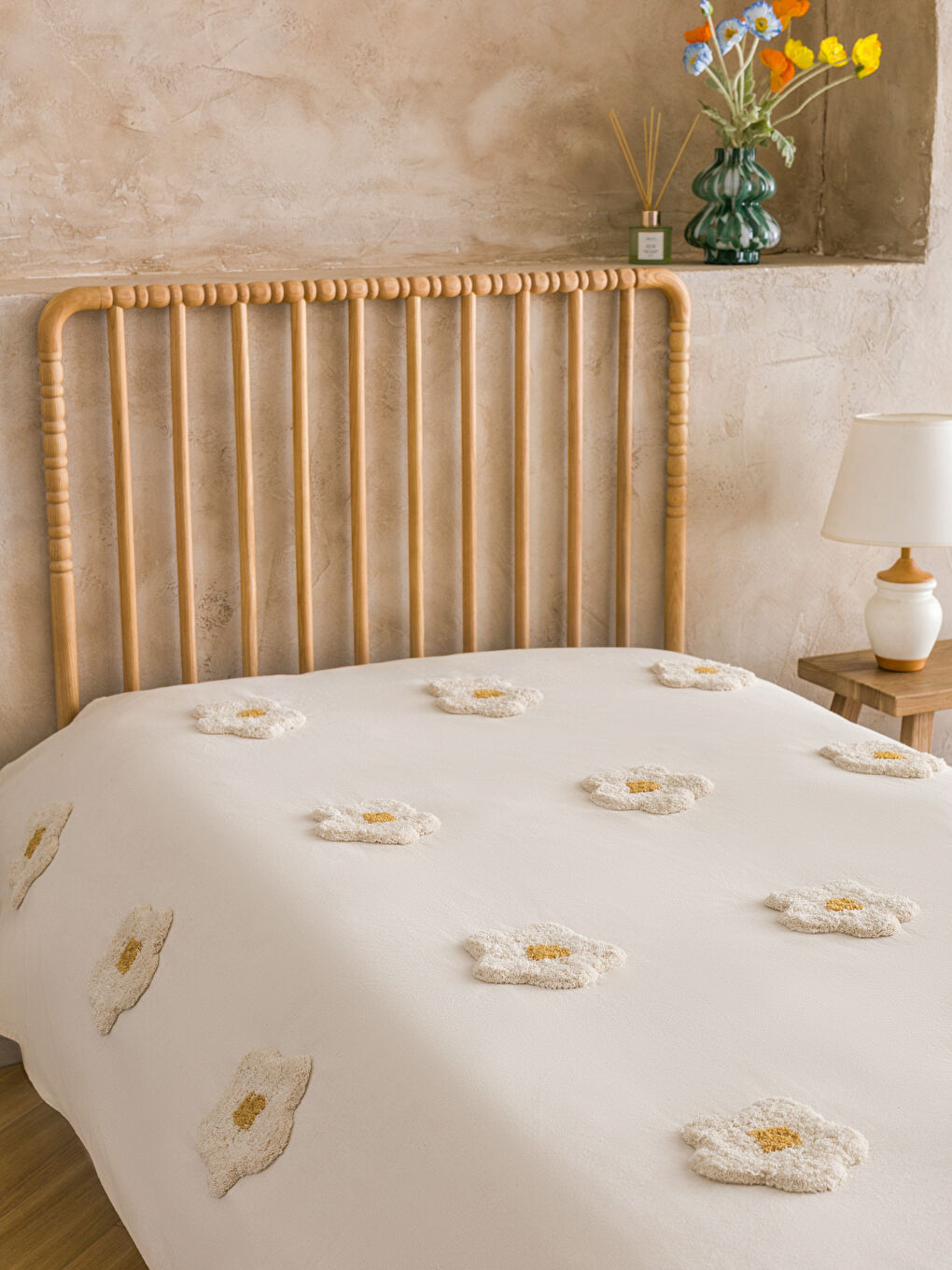 Bej Çiçek Nakışlı Tek Kişilik Yatak Örtüsü 