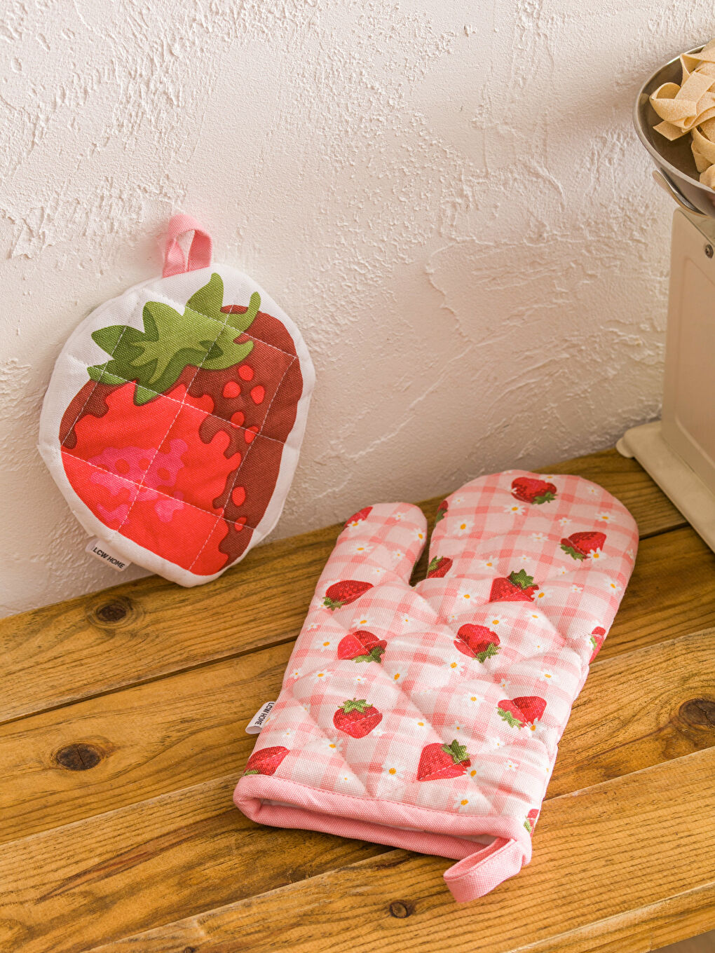 Құлпынай бейнеленген пешке арналған қолғап пен ыдыс ұстағыш-2