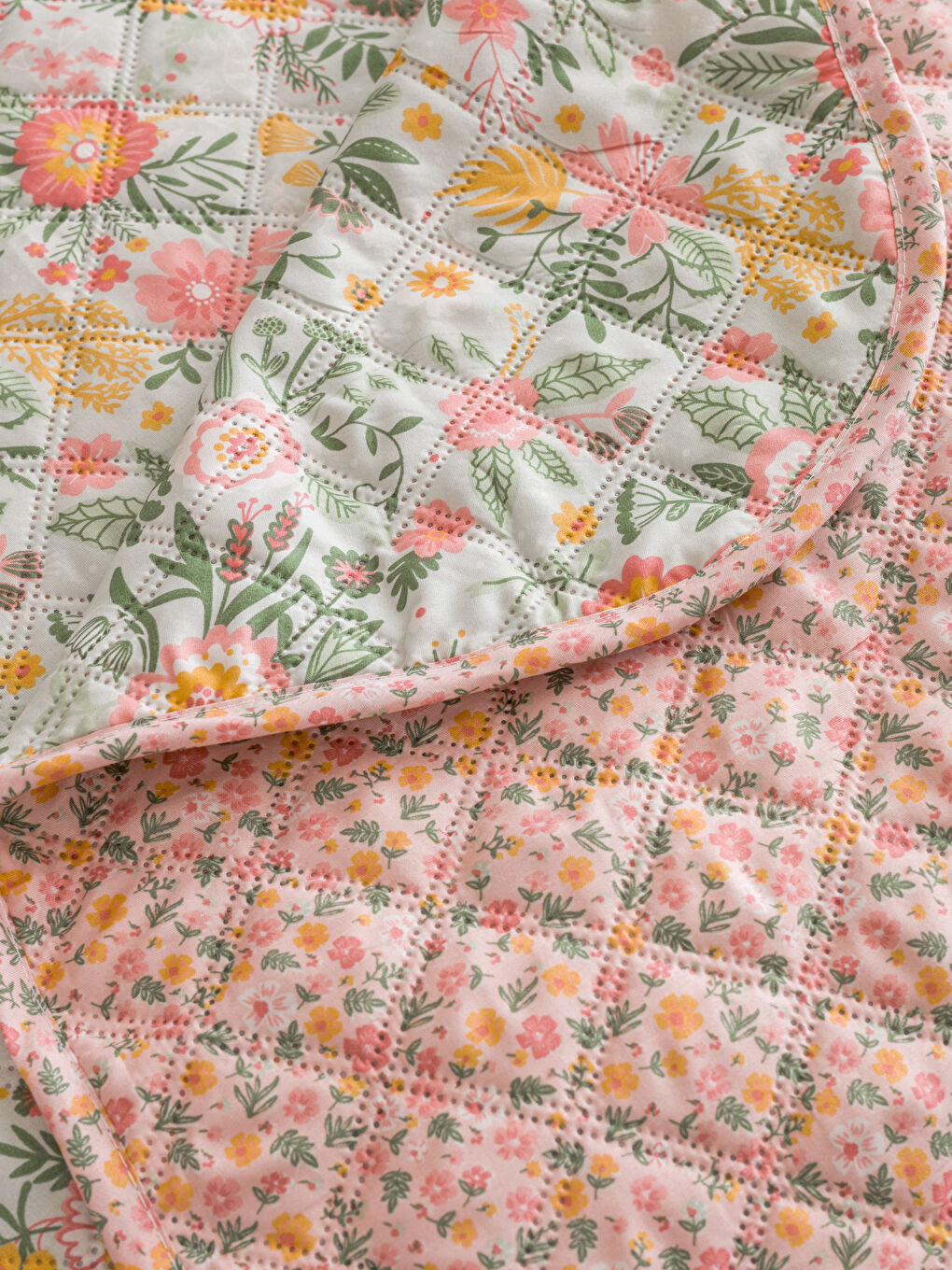 Karışık Çiçek Desenli Çift Kişilik Yatak Örtüsü-3