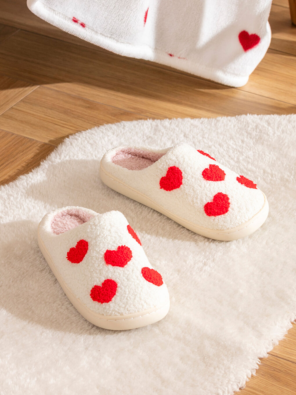 Kırmızı Kalp Desenli Kadın Ev Terliği-1