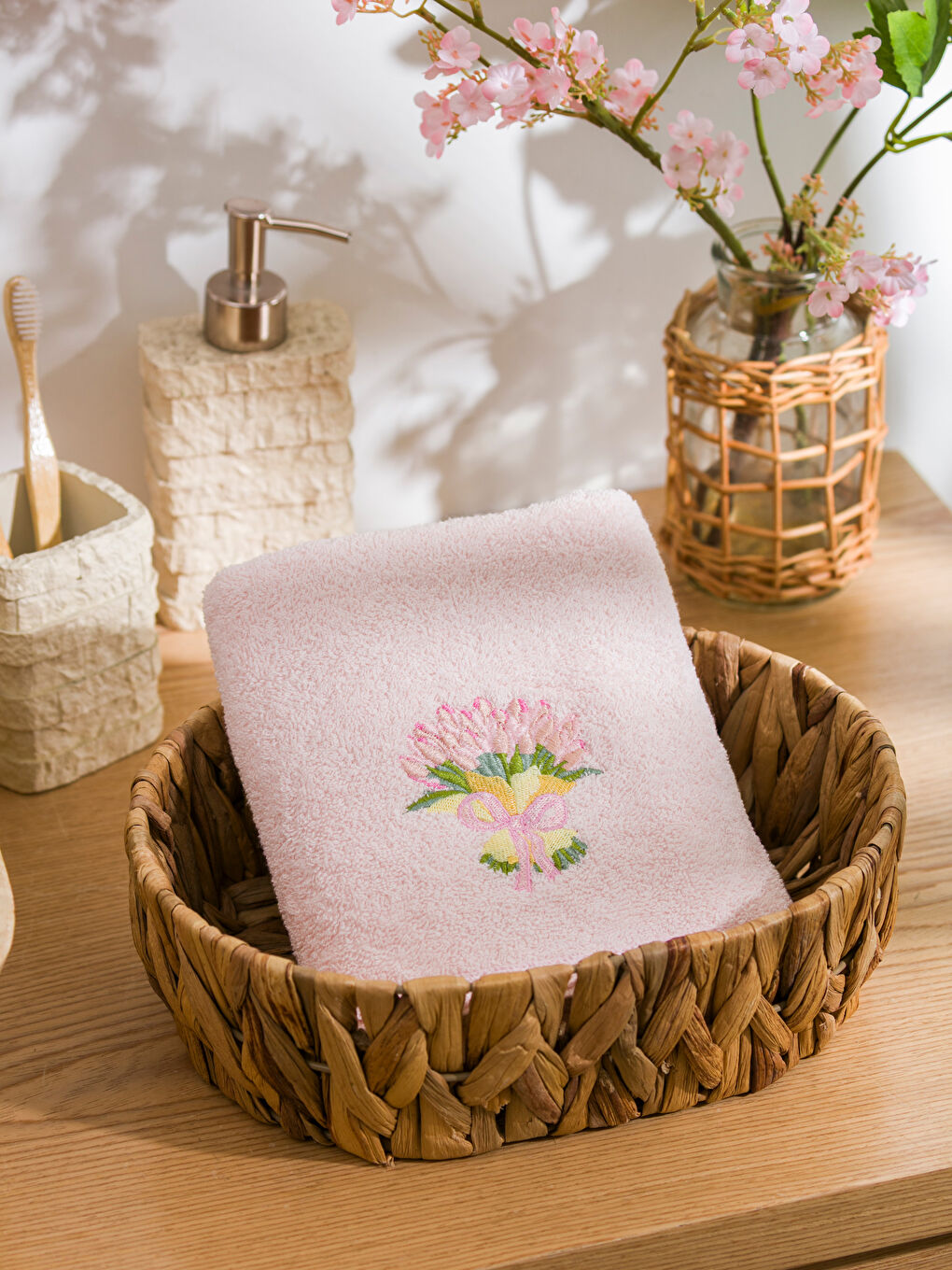 Pembe Çiçek Nakışlı Yüz Havlusu 50x80 cm-1