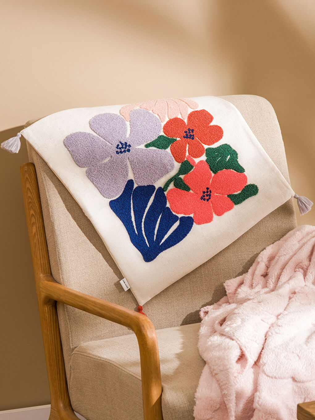 Bej Çiçek Nakışlı Kırlent Kılıfı 45x45 cm-1