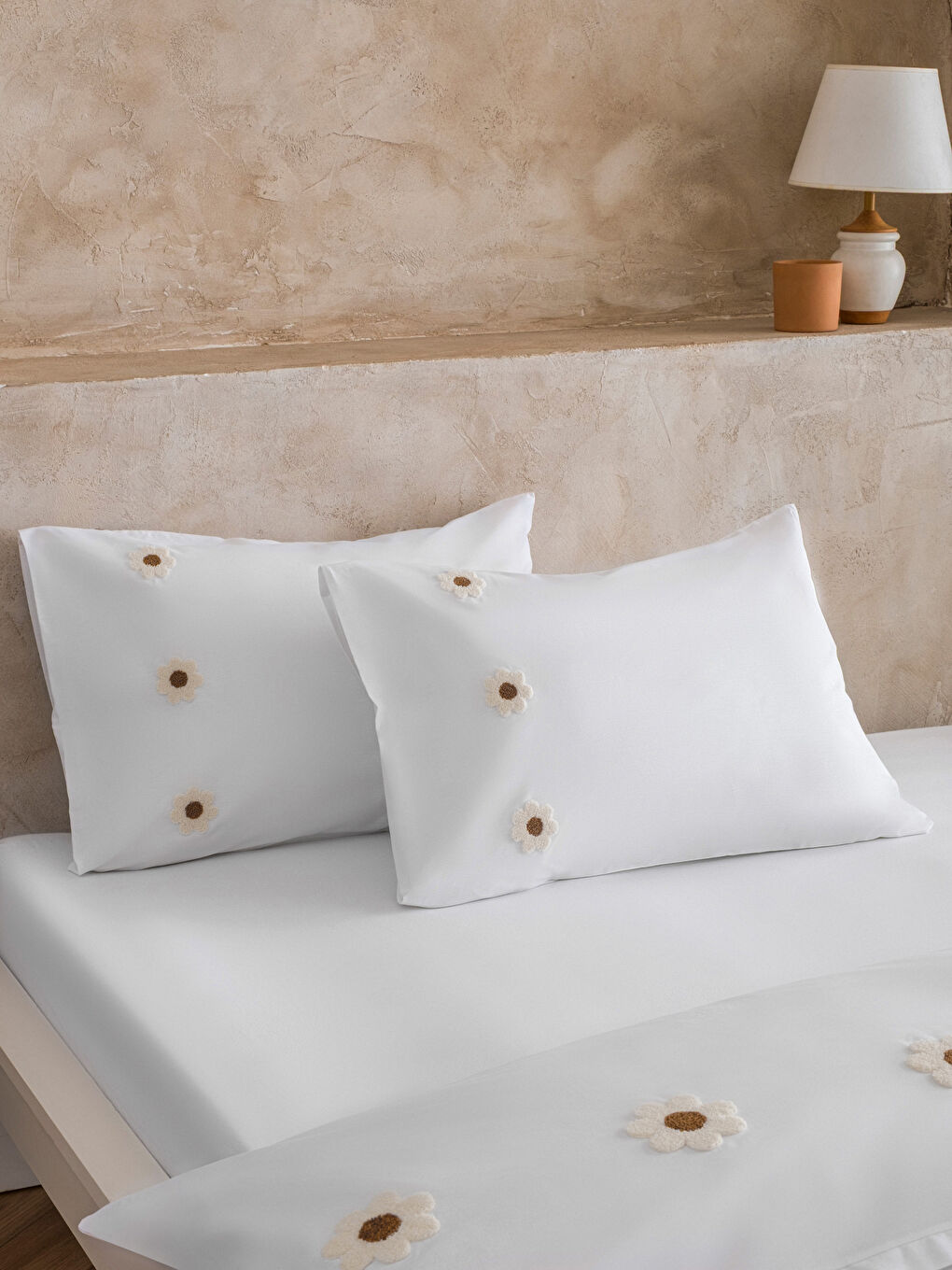 Beyaz Çiçek Nakışlı Çift Kişilik Nevresim Seti -2