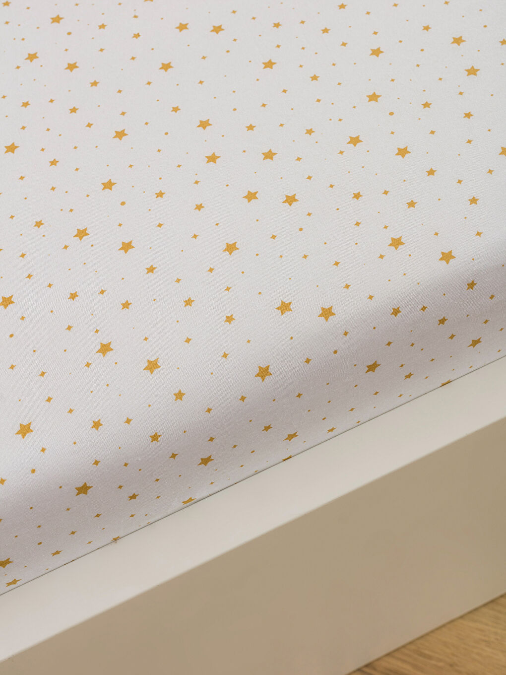 Beyaz Yıldız Desenli Çift Kişilik Lastikli Çarşaf-1