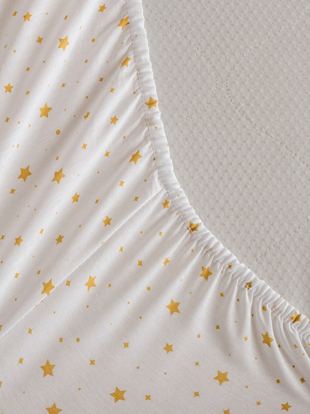 Beyaz Yıldız Desenli Çift Kişilik Lastikli Çarşaf-3