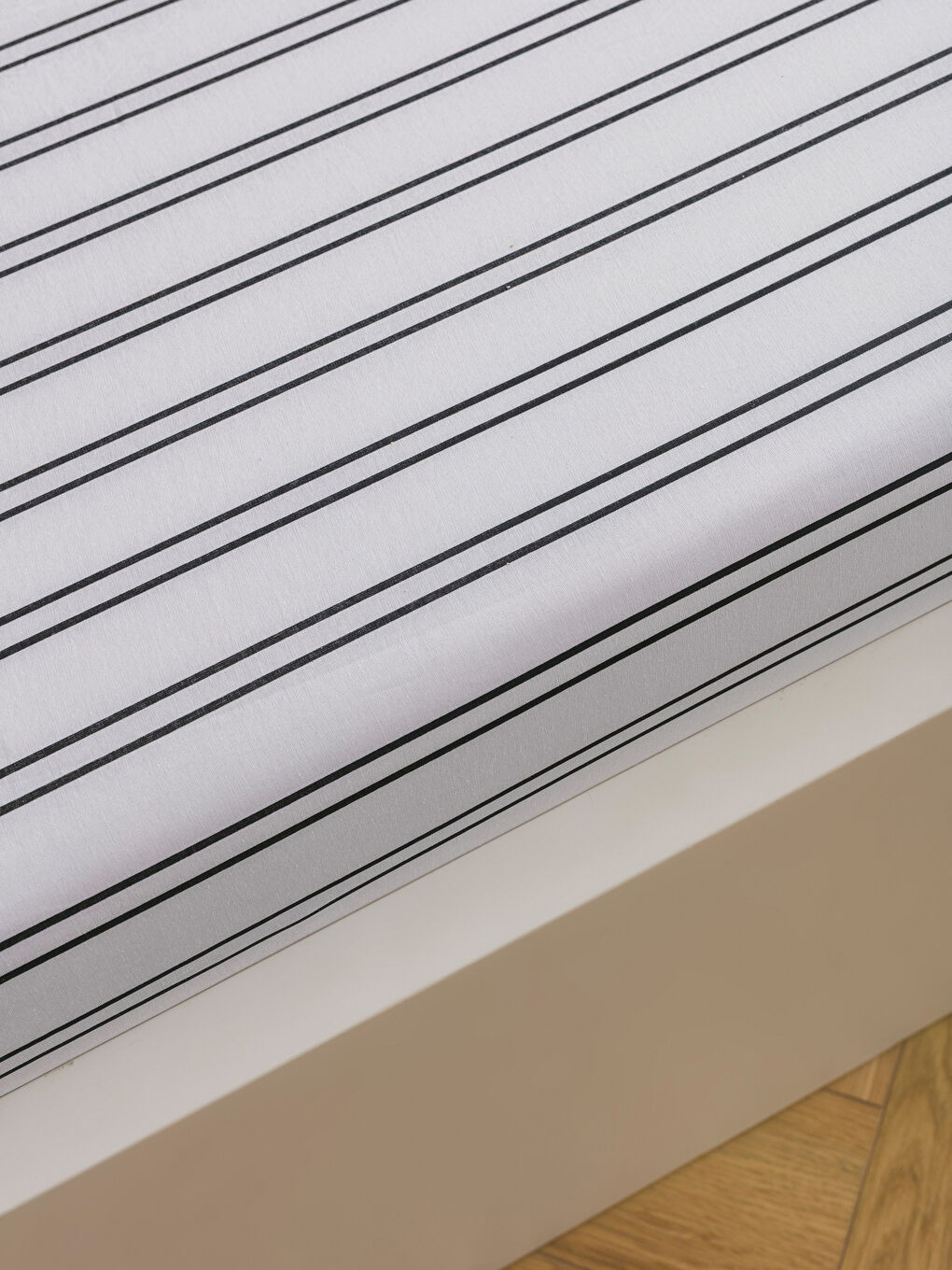 Siyah Çizgili Lastikli Çarşaf -1