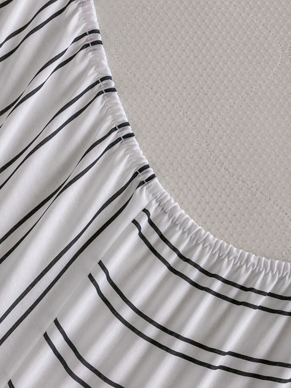 Siyah Çizgili Lastikli Çarşaf -3