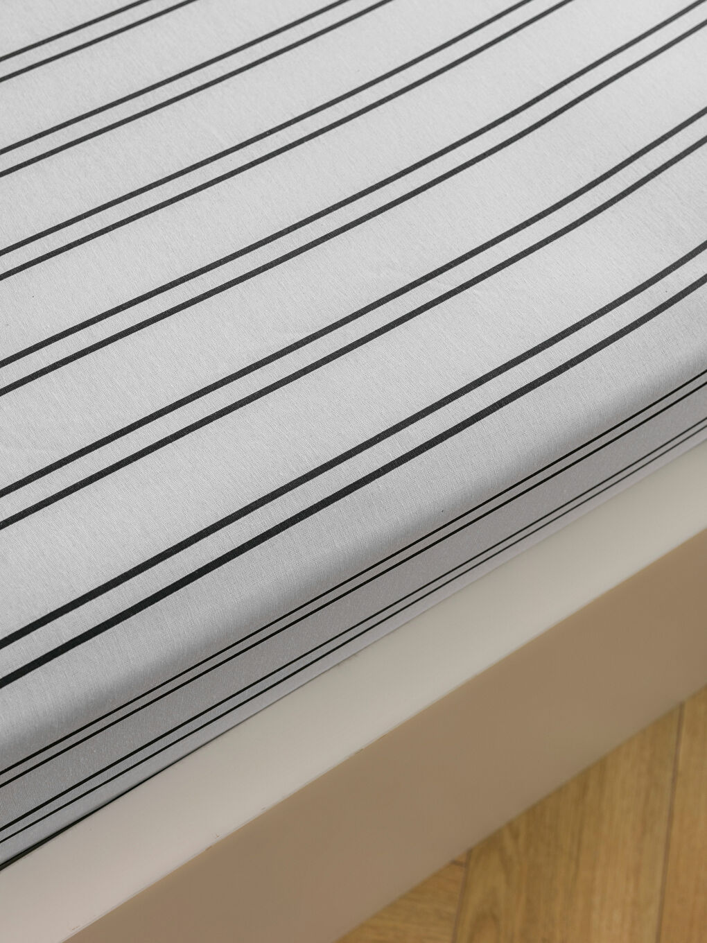 Siyah Çizgi Desenli Tek Kişilik Çarşaf-1