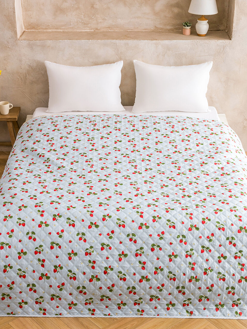 Çilek Baskılı Çift Kişilik Yatak Örtüsü-1