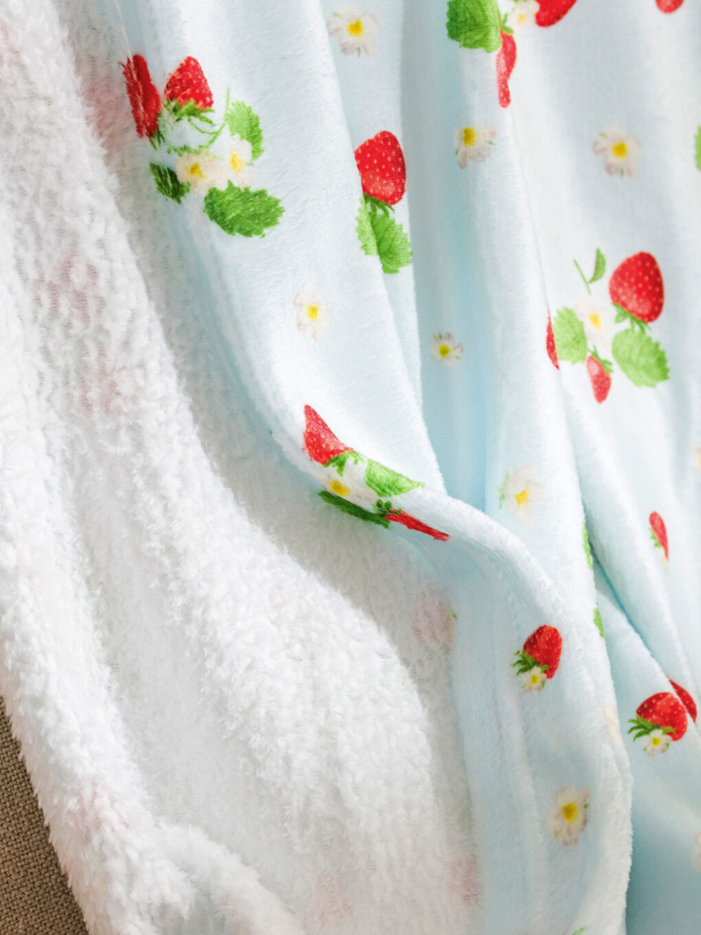 Karışık Çilek Baskılı Tv Battaniyesi 100x150 cm-2