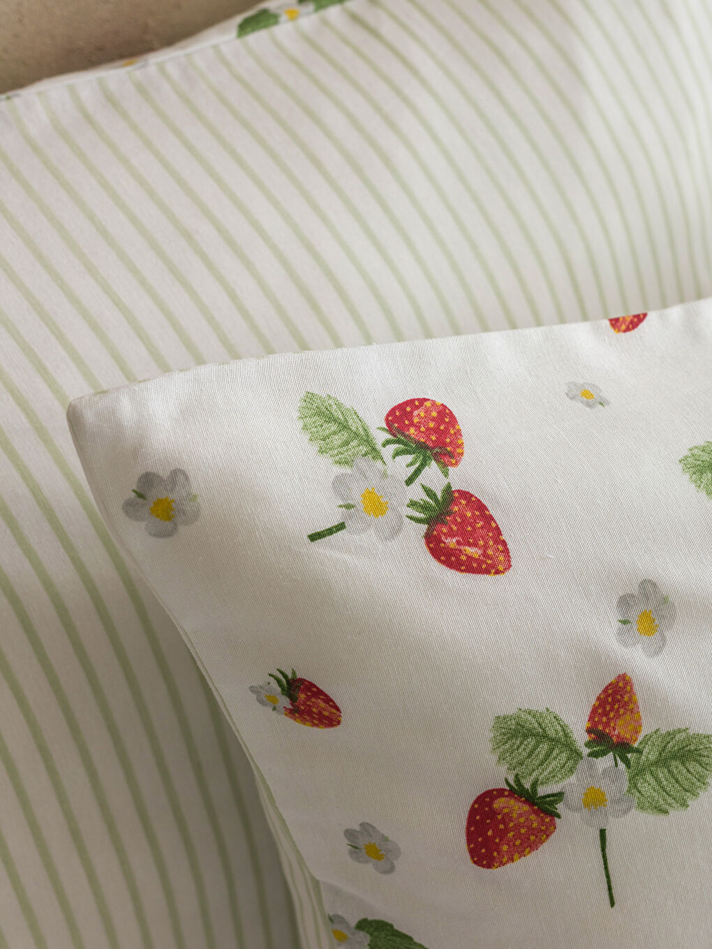 Strawberry Print Cotton Pillowcase Set of 2, 50x70 cm-2