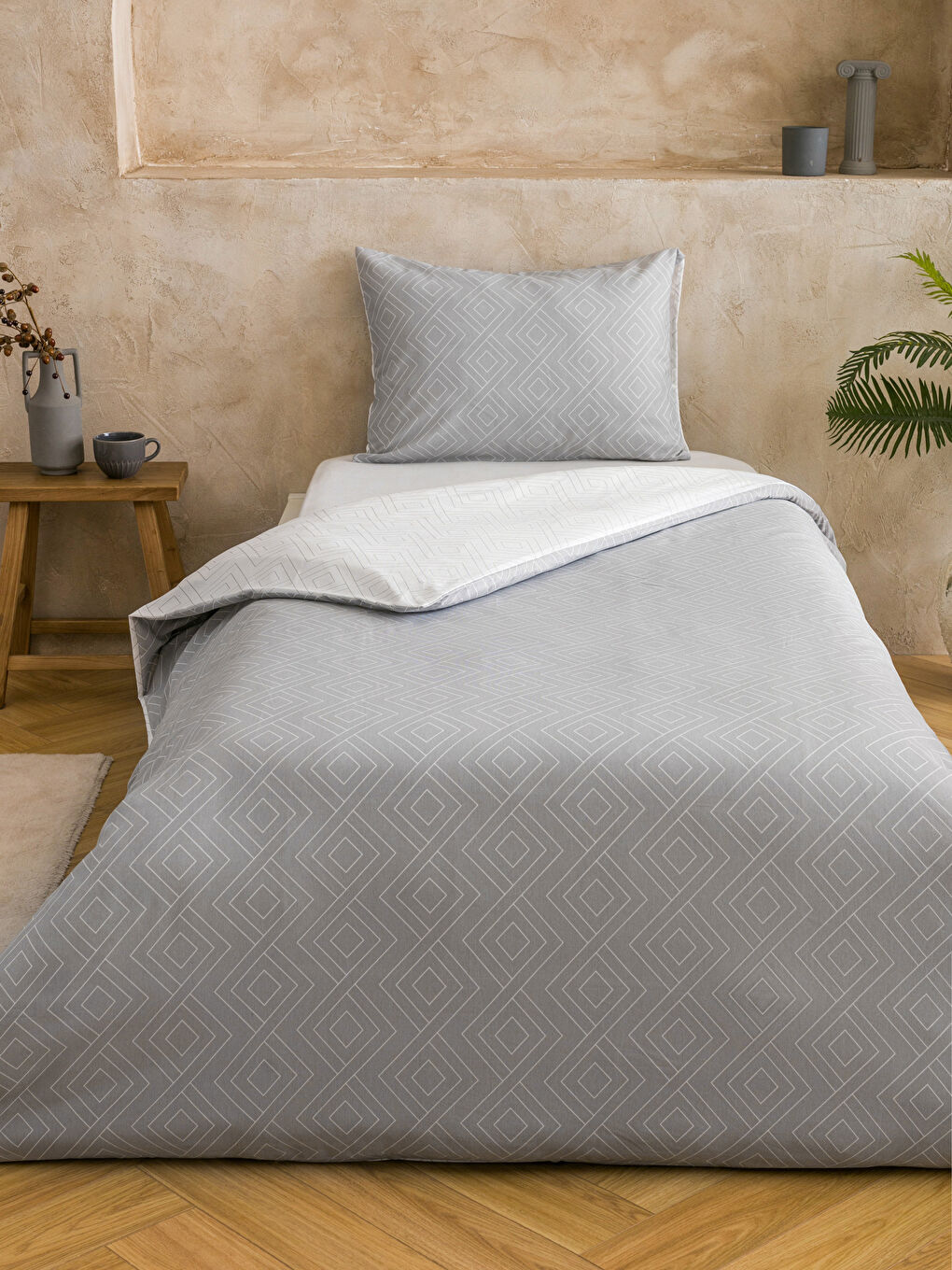 Gri Çizgi Desenli Tek Kişilik Nevresim Seti