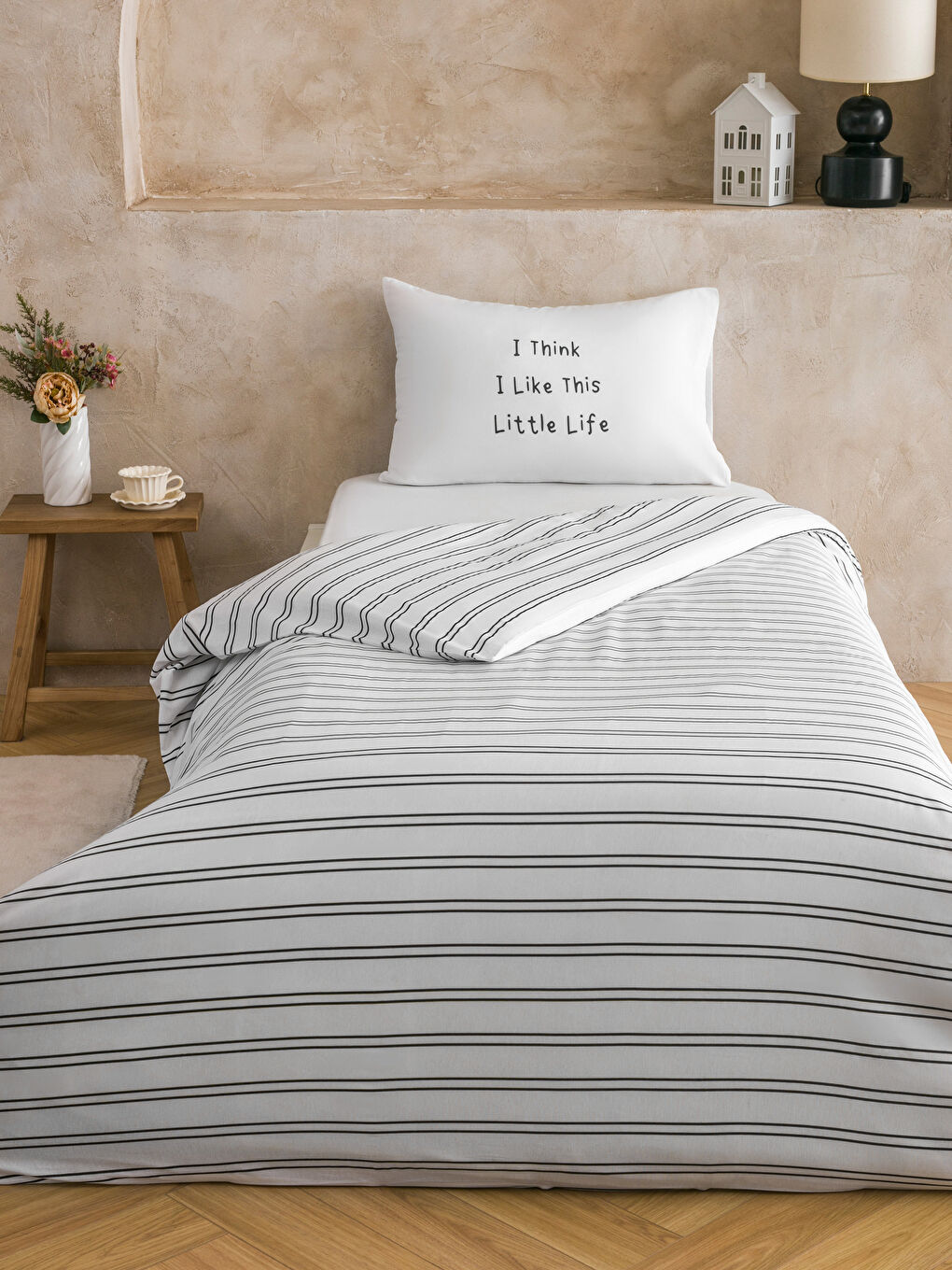 Siyah Çizgi Desenli Tek Kişilik Nevresim Seti