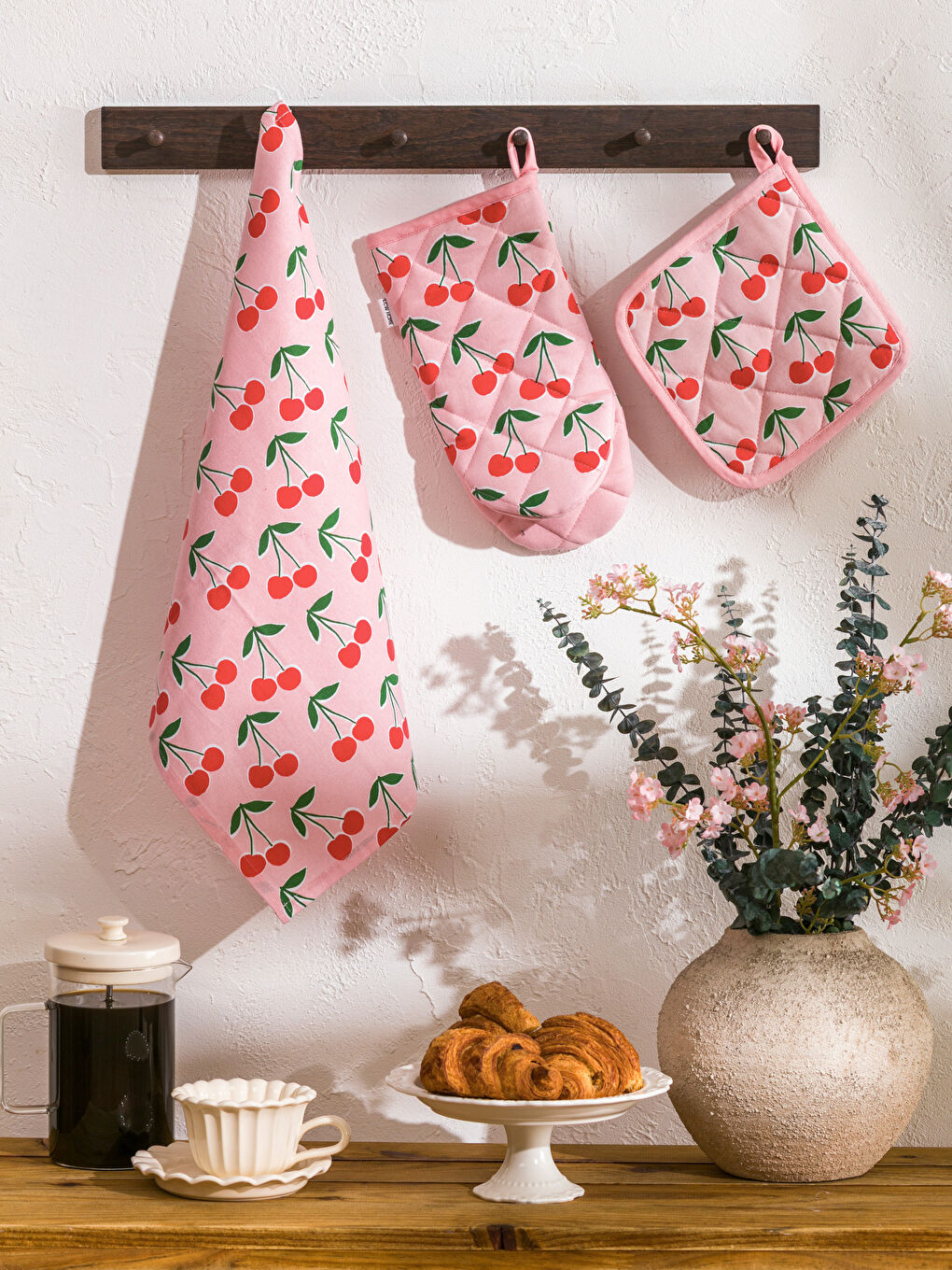 ალუბლის ნიმუშიანი ღუმელის ხელთათმანი, სამზარეულოს პირსახოცი და სადგამი კომპლექტი