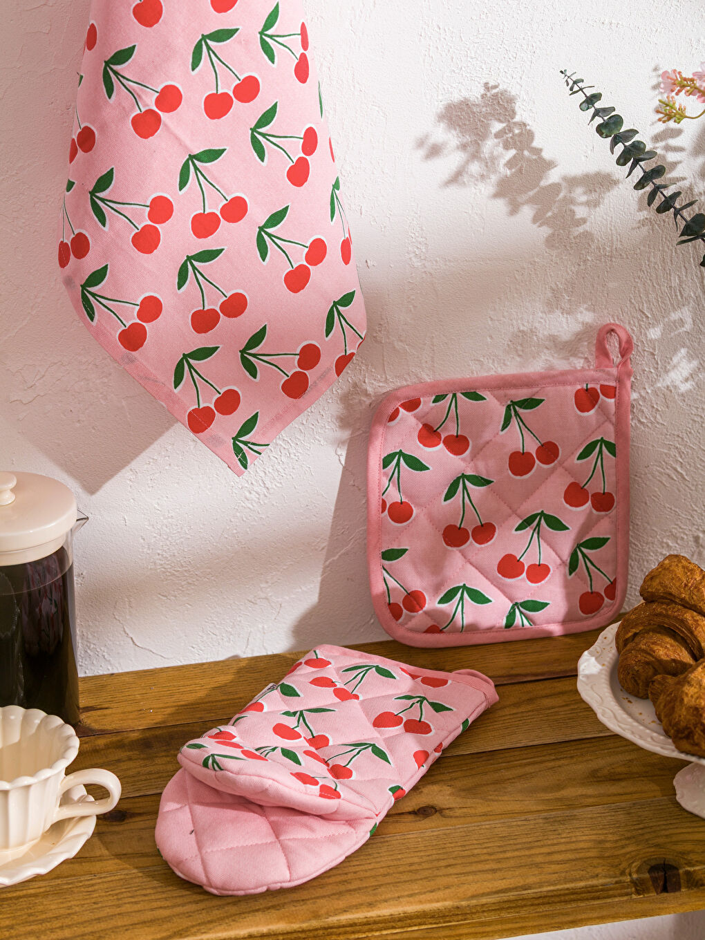 ალუბლის ნიმუშიანი ღუმელის ხელთათმანი, სამზარეულოს პირსახოცი და სადგამი კომპლექტი-1