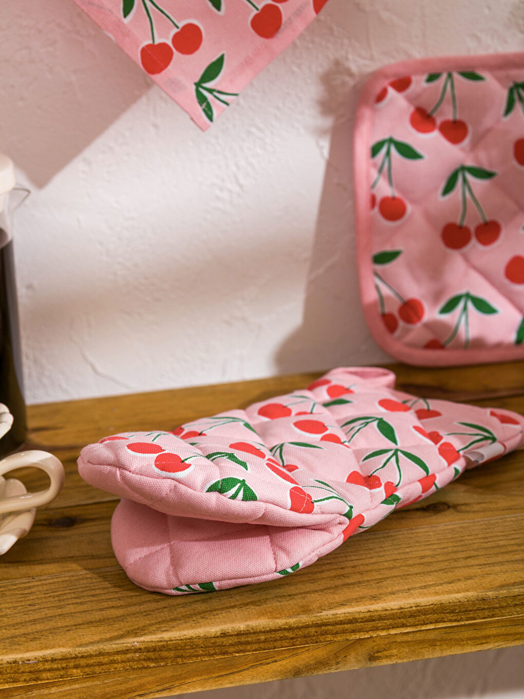 ალუბლის ნიმუშიანი ღუმელის ხელთათმანი, სამზარეულოს პირსახოცი და სადგამი კომპლექტი-2