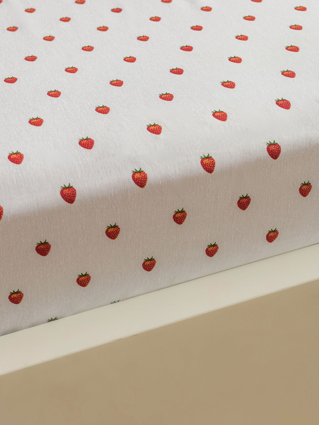 Karışık Çilek Desenli Çift Kişilik Lastikli Çarşaf-1