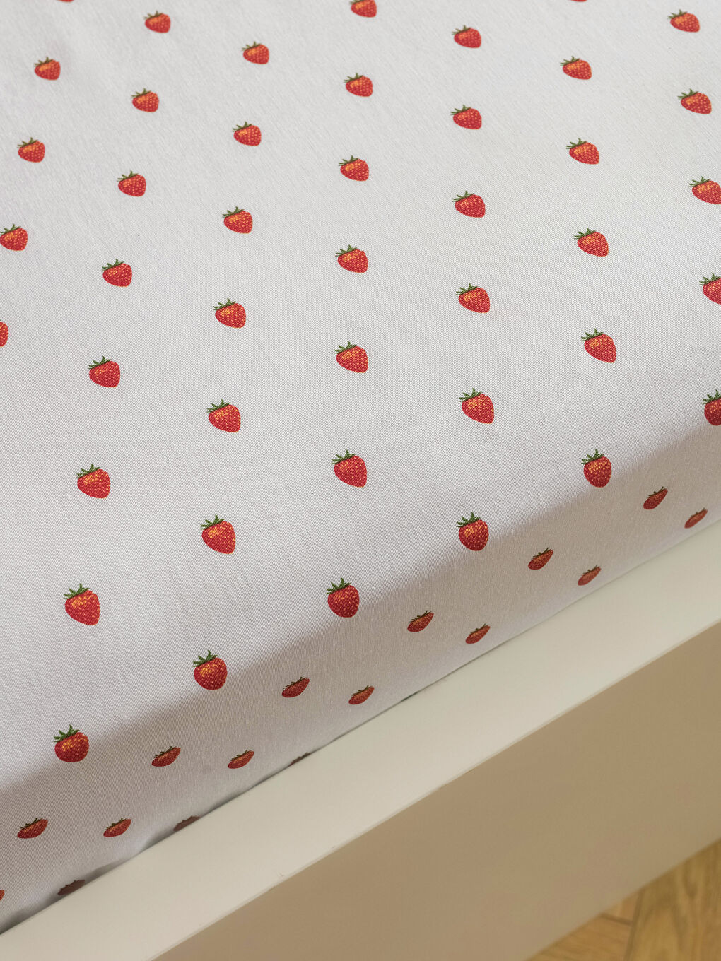 Karışık Çilek Desenli Tek Kişilik Lastikli Çarşaf-1