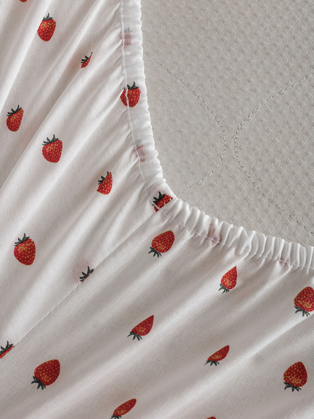 Karışık Çilek Desenli Tek Kişilik Lastikli Çarşaf-3