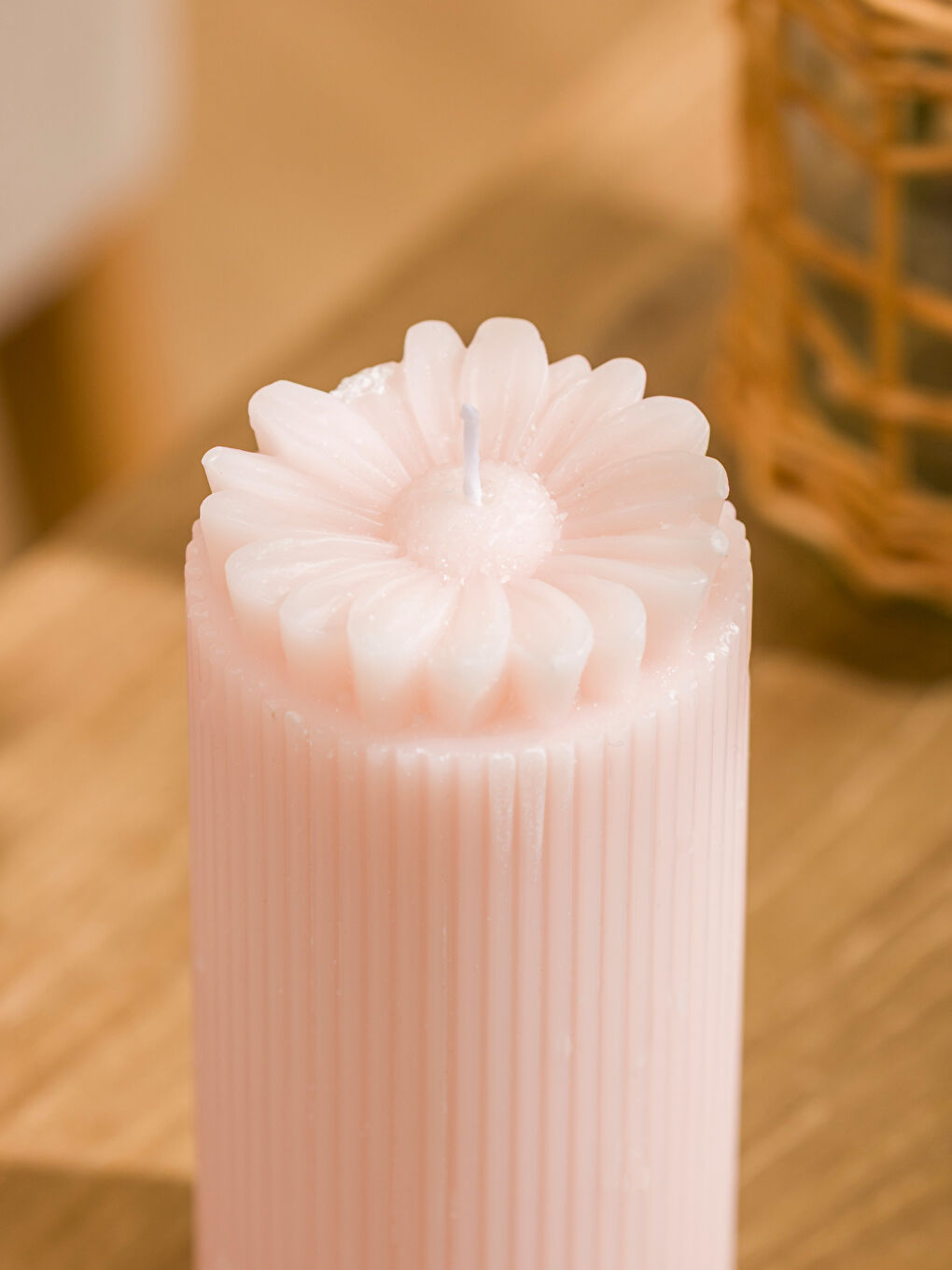 Beyaz Çiçek Figürlü Mum 17 cm-2