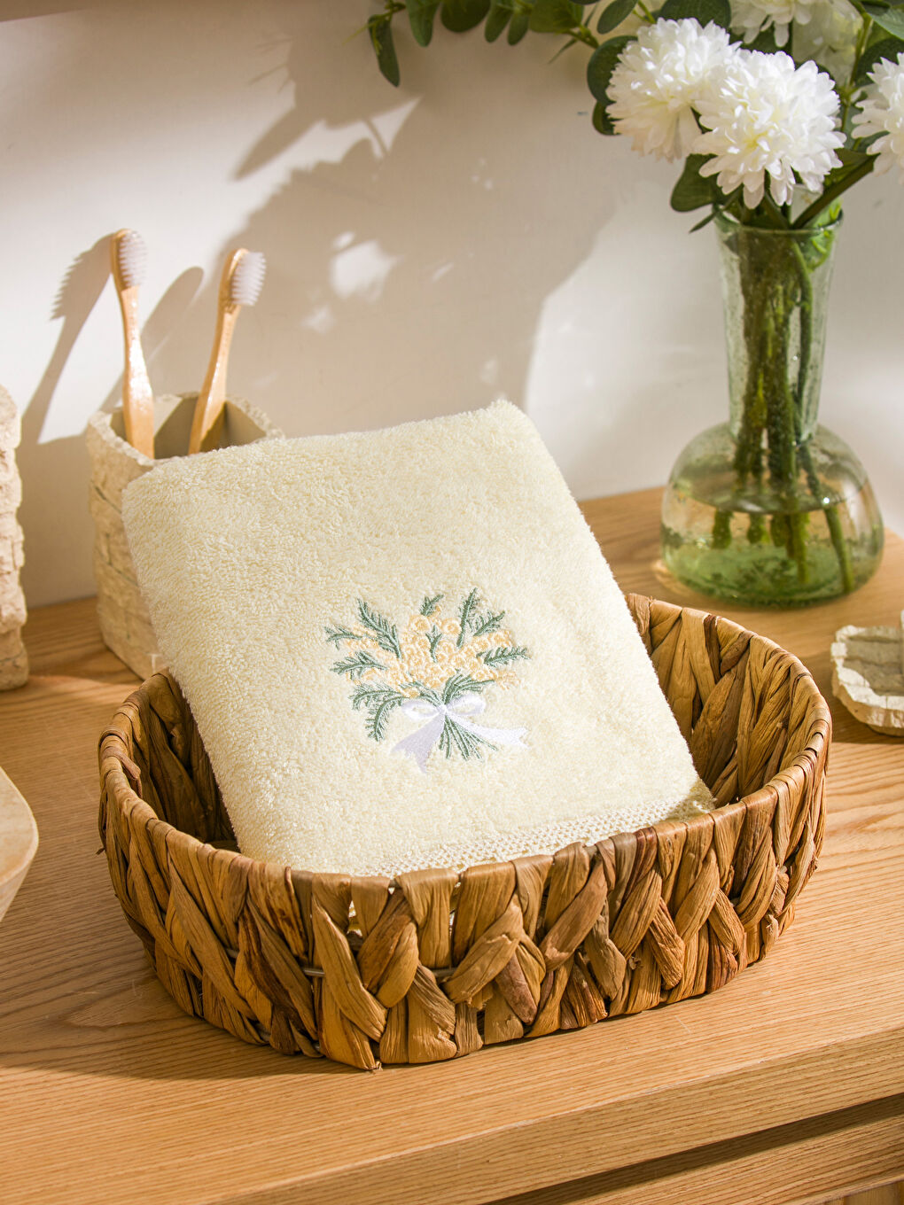 Sarı Çiçek Nakışlı Yüz Havlusu 50x80 cm-1