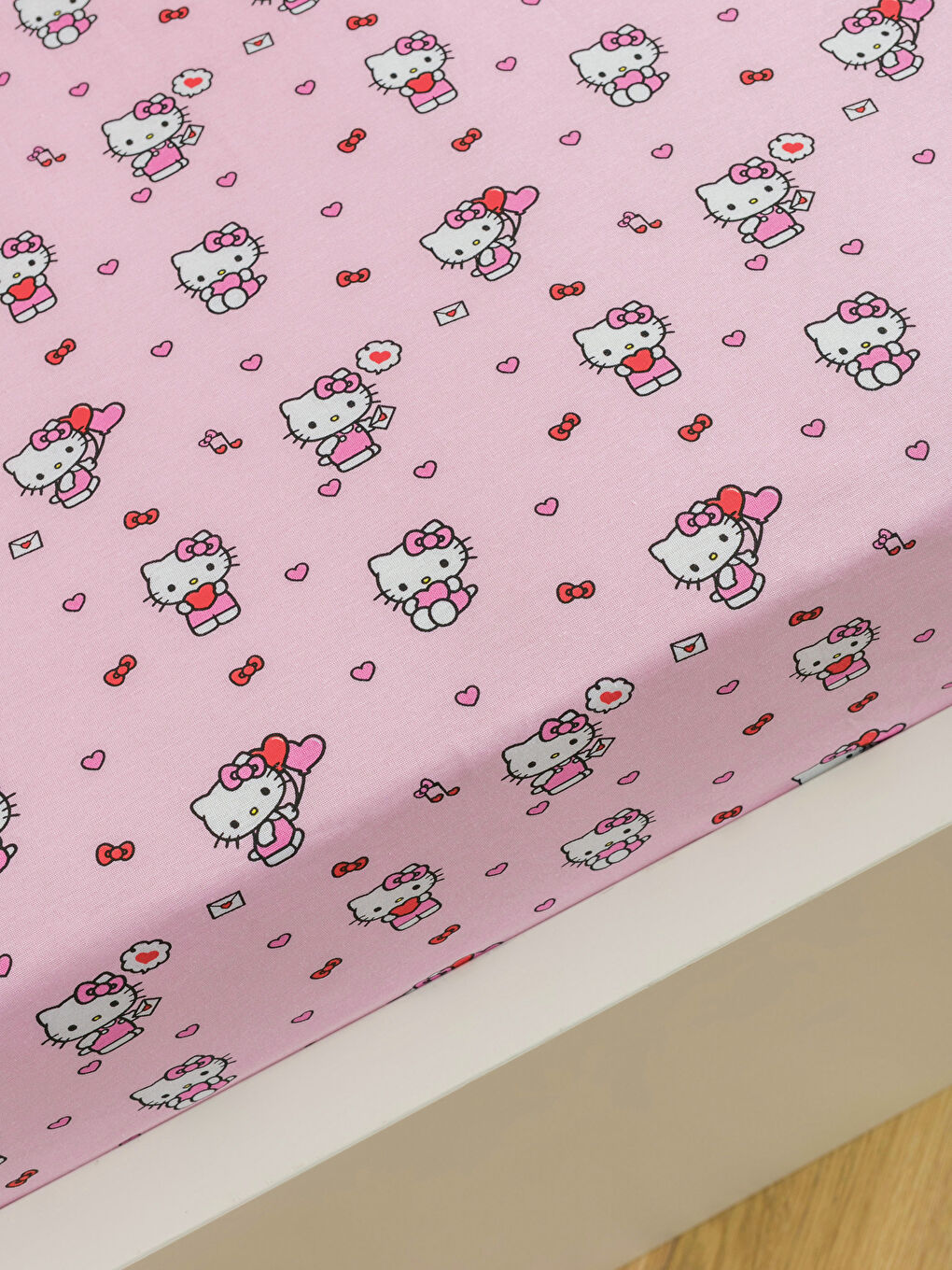 Pembe Hello Kitty Baskılı Tek Kişilik Lastikli Çarşaf-1