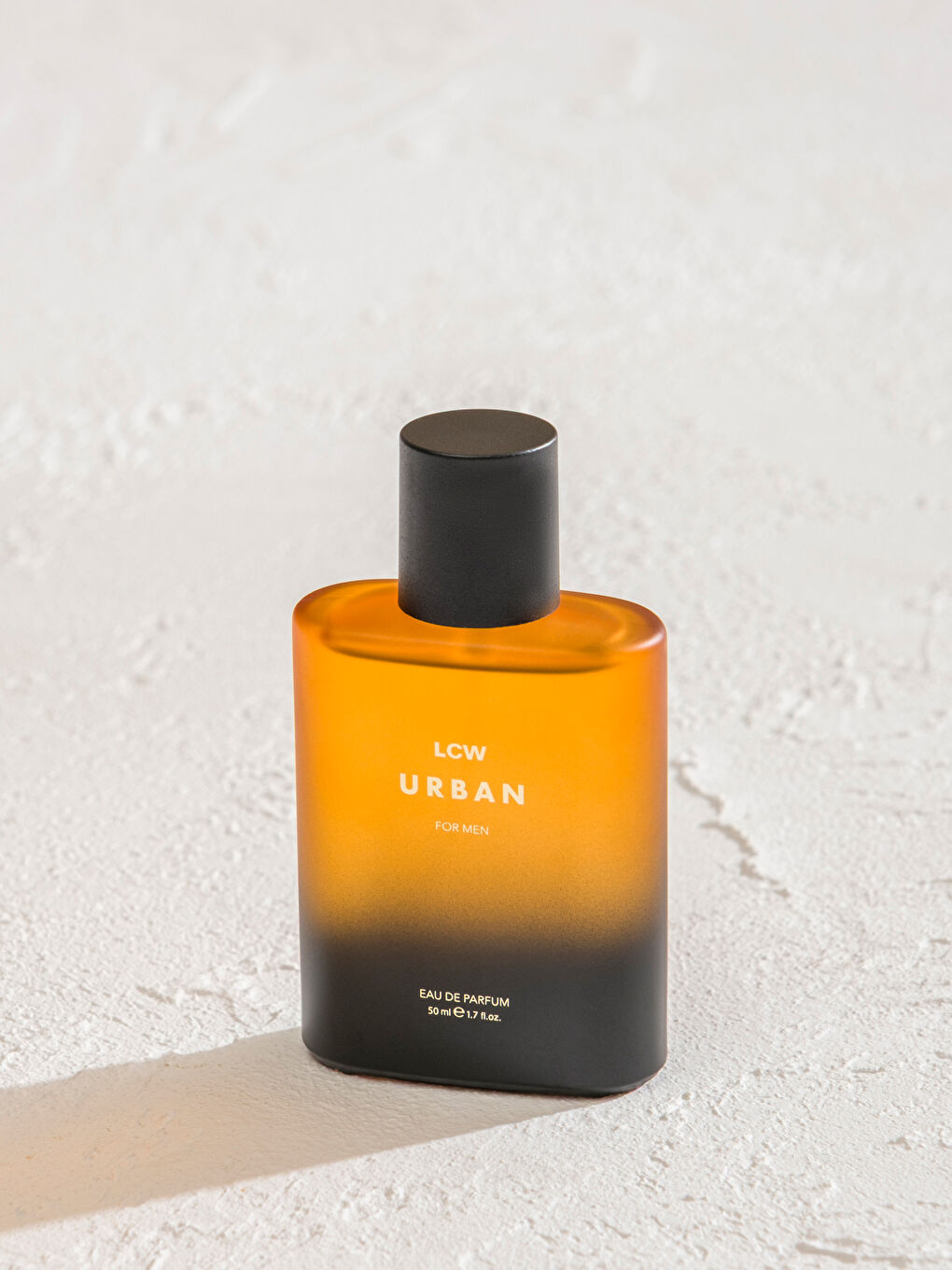 عطر  خليط من الألوان رجل