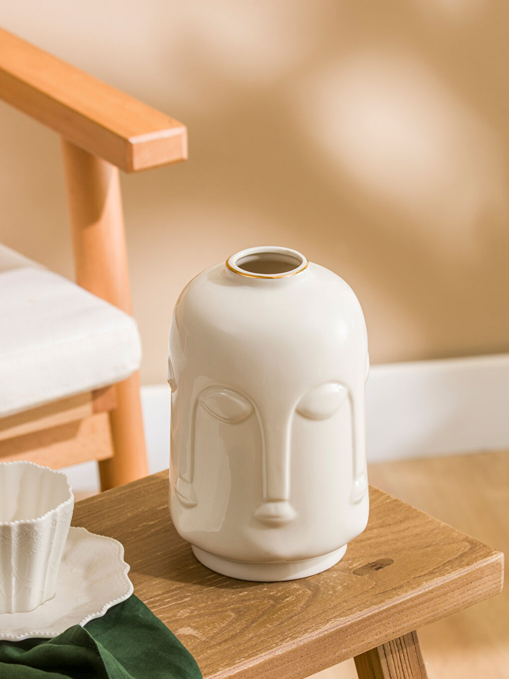 Beyaz Yüz Baskılı Seramik Vazo 21 cm-1