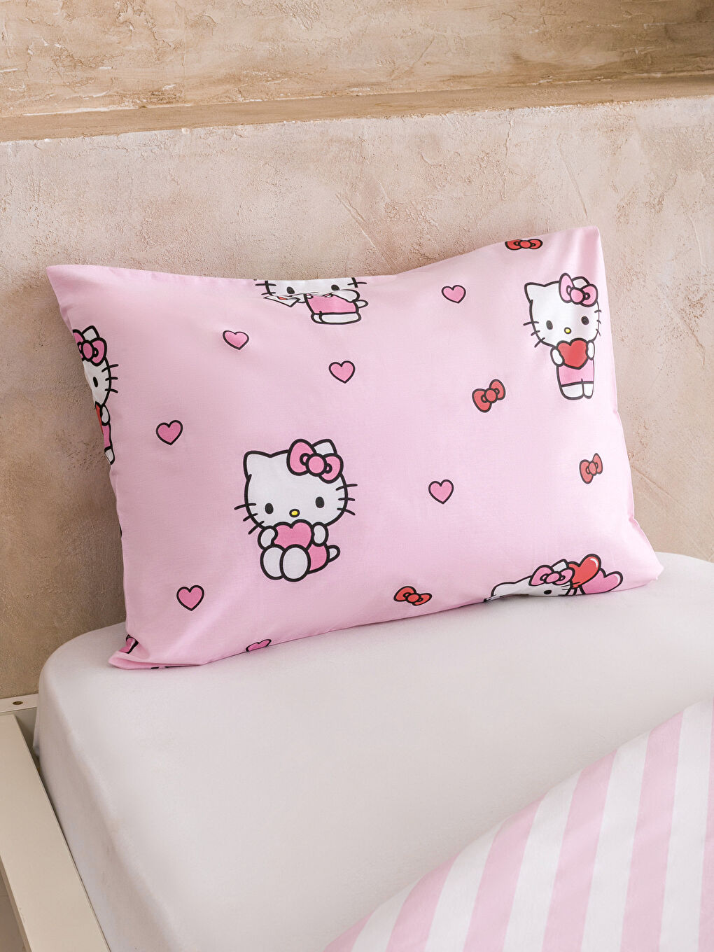 Pembe Hello Kitty Baskılı Kız Çocuk Nevresim Seti-2