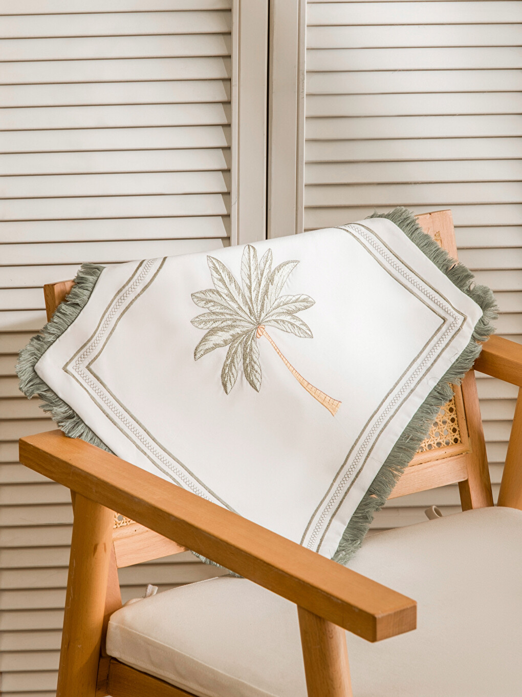 პალმის ნაქარგიანი ბალიშის საფარი 45x45 cm-1