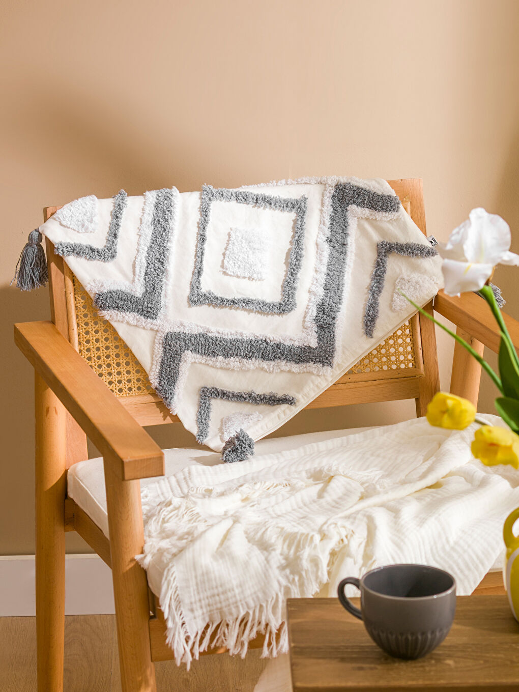 Bej Püsküllü Kırlent Kılıfı 45x45 cm-1