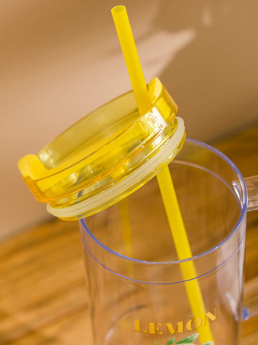 كوب ماء بلا لون-1