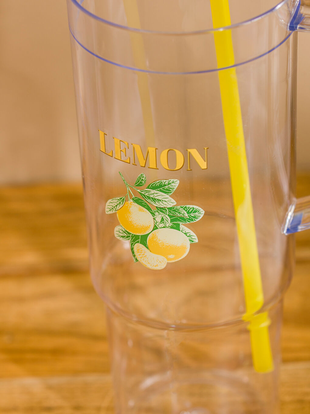 كوب ماء بلا لون-2