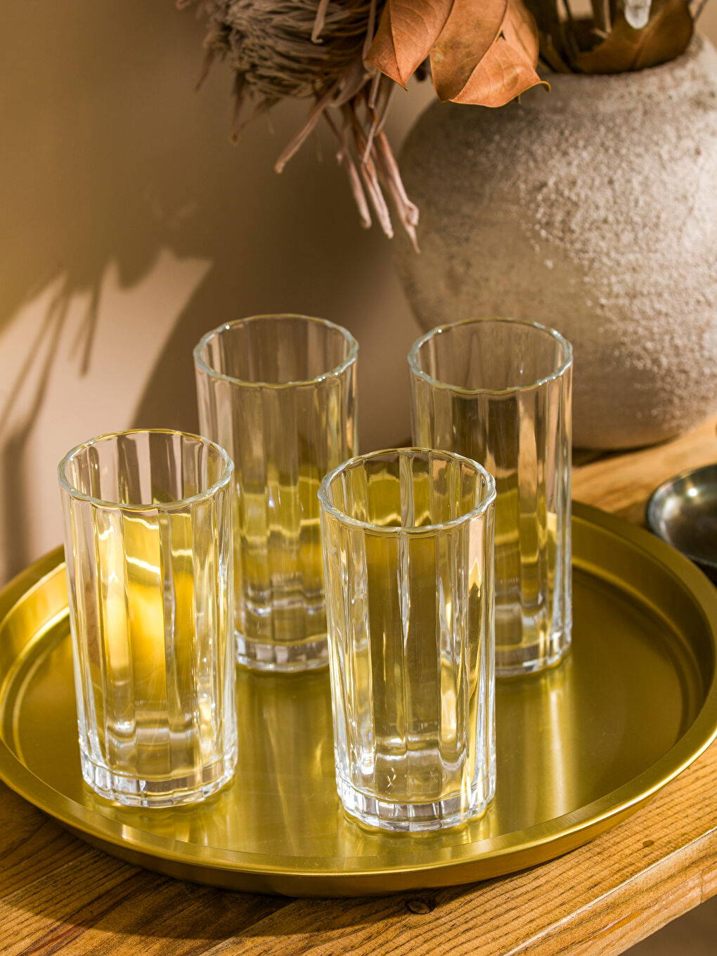 كوب ماء بلا لون-1