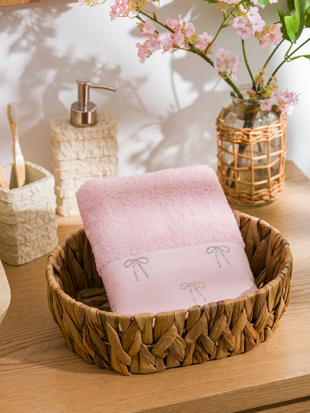 Pembe Fiyonk Nakışlı Pamuklu Yüz Havlusu 50x80 cm-1