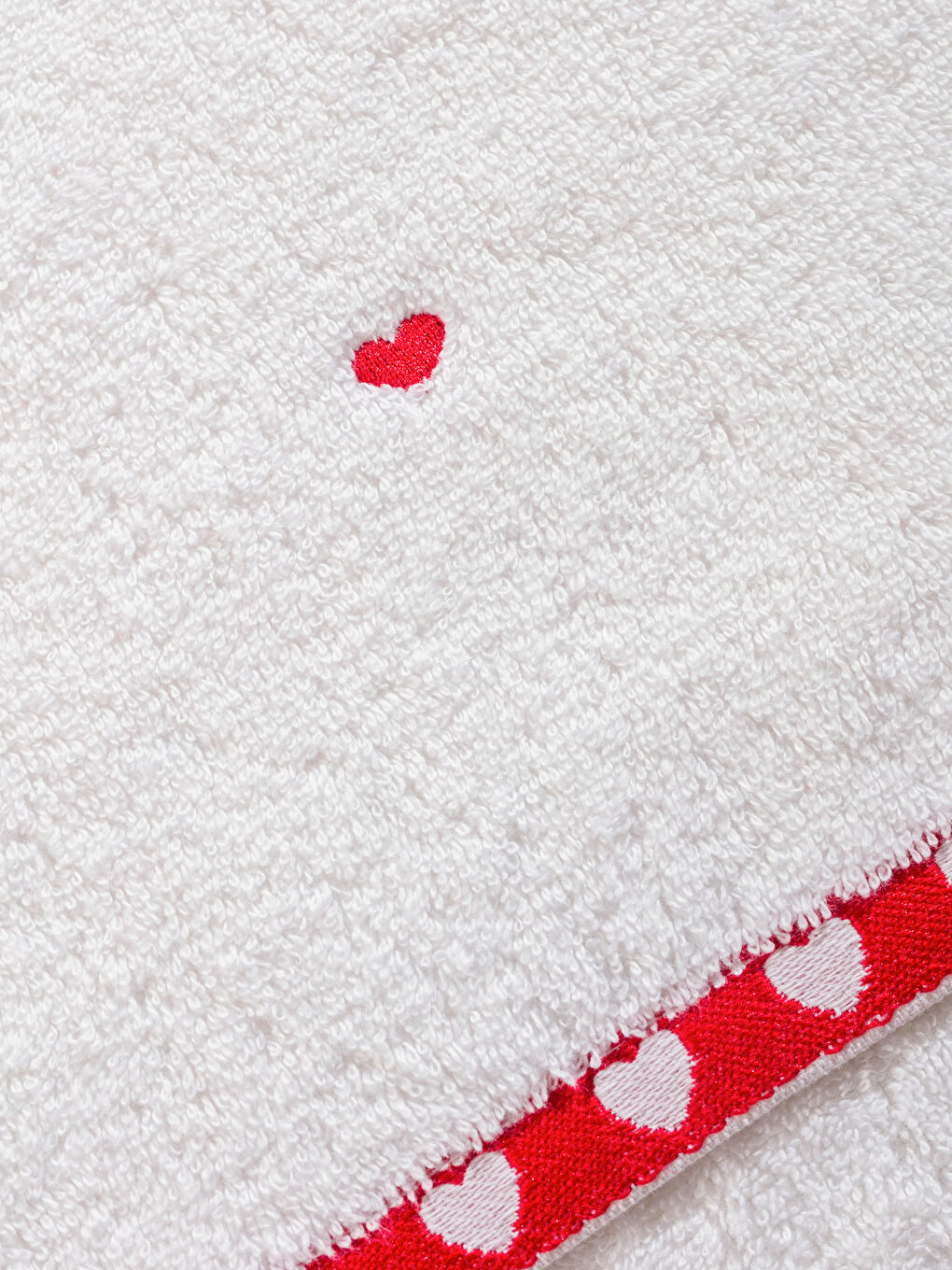 Beyaz Kalp Nakışlı Yüz Havlusu-3