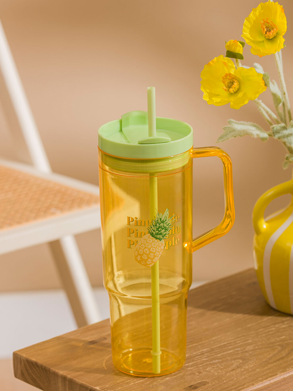 بوتڵی ئاو بێ ڕه‌نگ