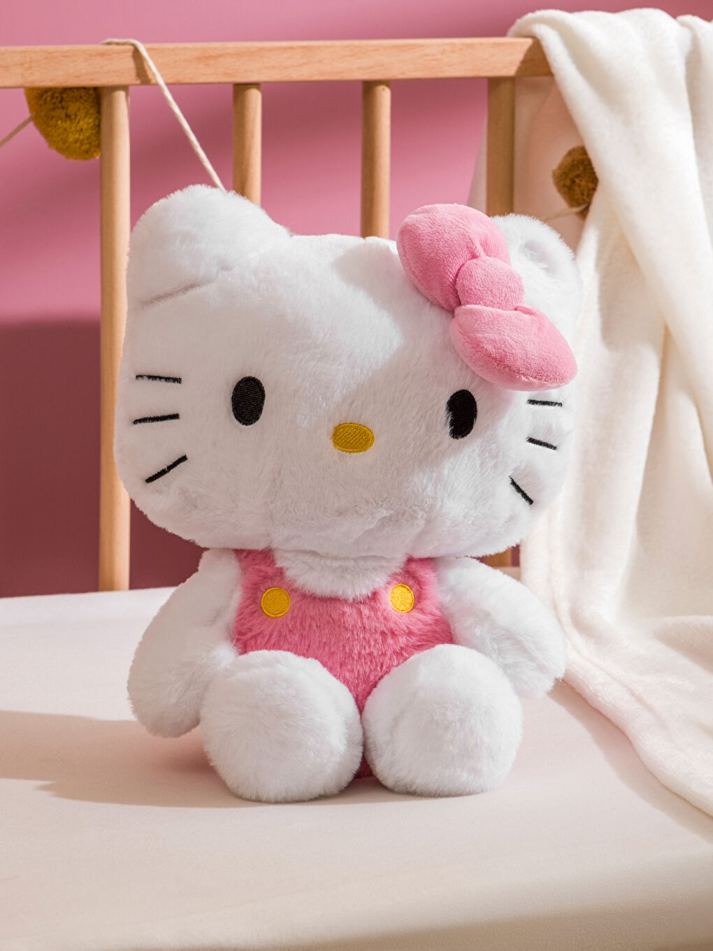Hello Kitty plišana jastučnica, šarmantan detalj za prostor vašeg mališana, dimenzija 30 cm.
