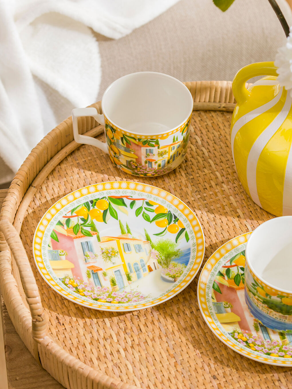 Комплект порцеланови чаши за кафе с принт за двама-1