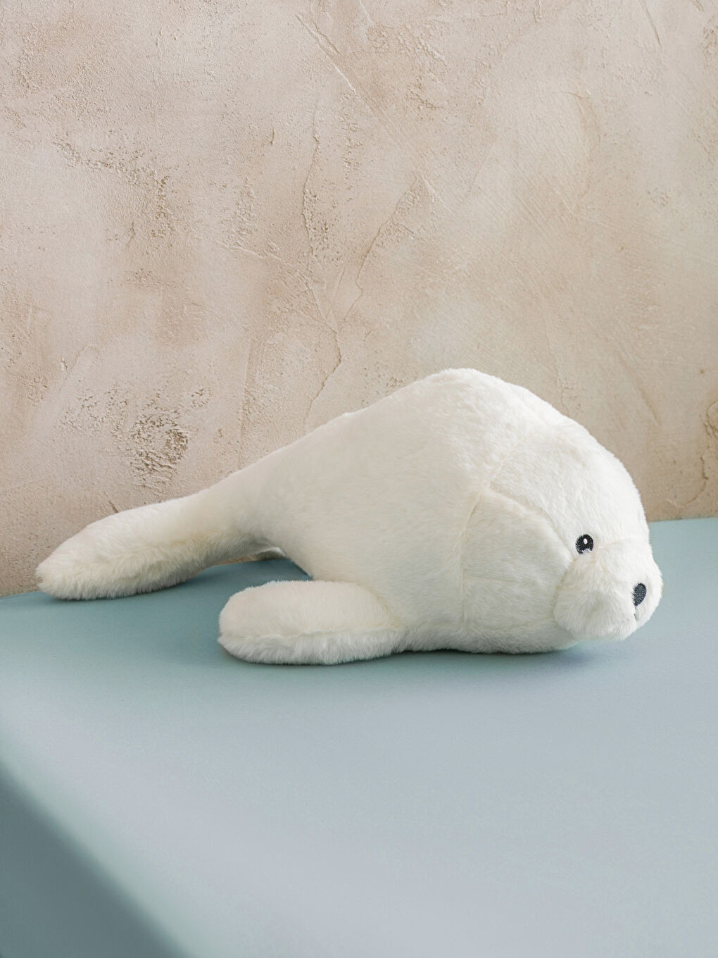 Bej Fok Balığı Figürlü Pelüş Kırlent