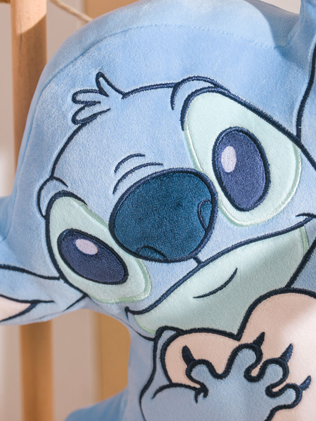 Декоративная подушка из плюша Стич, 42 см – Нотка причудливости для уголка вашего малыша.-2