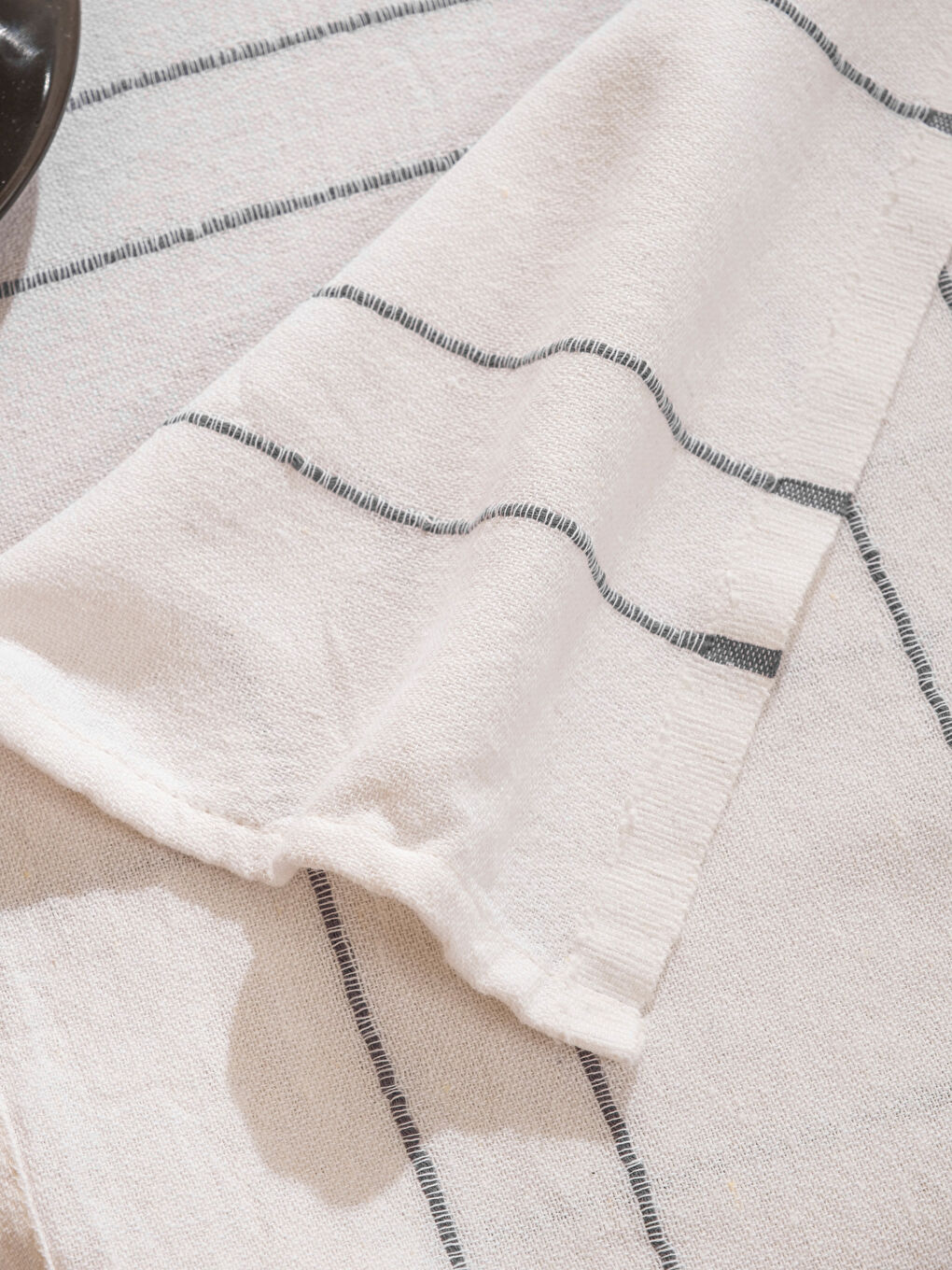 Siyah Çizgi Desenli Masa Örtüsü 150x200 Cm-3