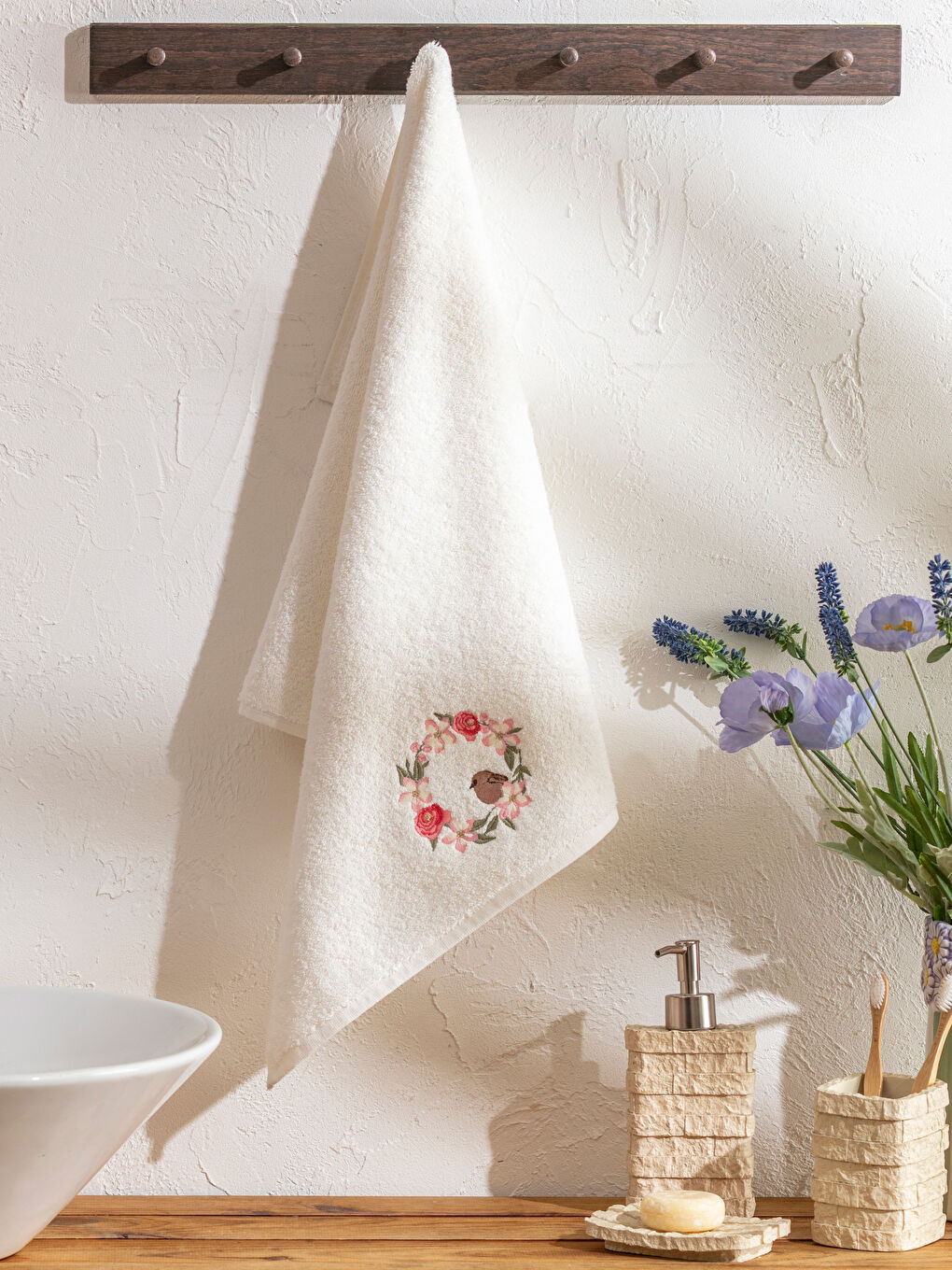 Ekru Çiçek Nakışlı Yüz Havlusu 50x80 cm-1