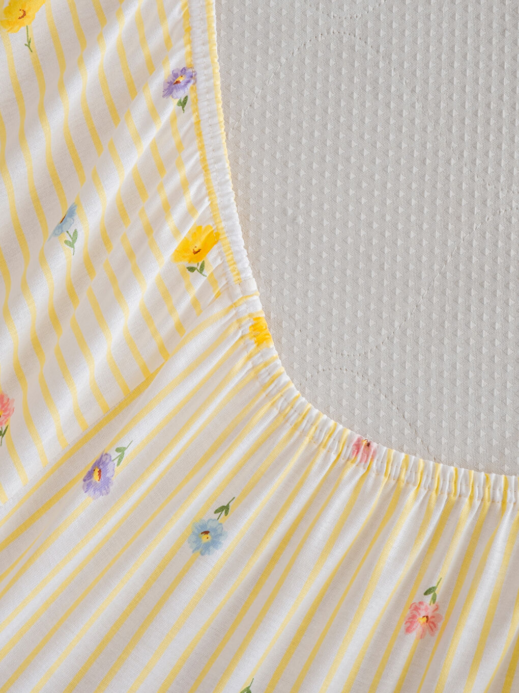 Sarı Desenli Çift Kişilik Lastikli Çarşaf	-3