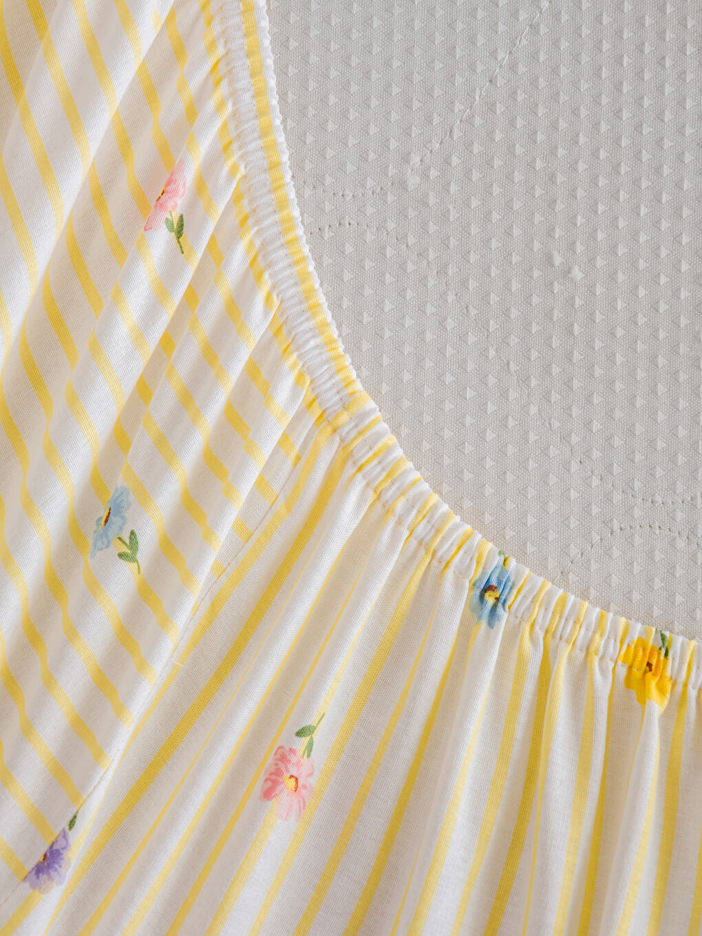 Sarı Çiçekli Tek Kişilik Lastikli Çarşaf-3