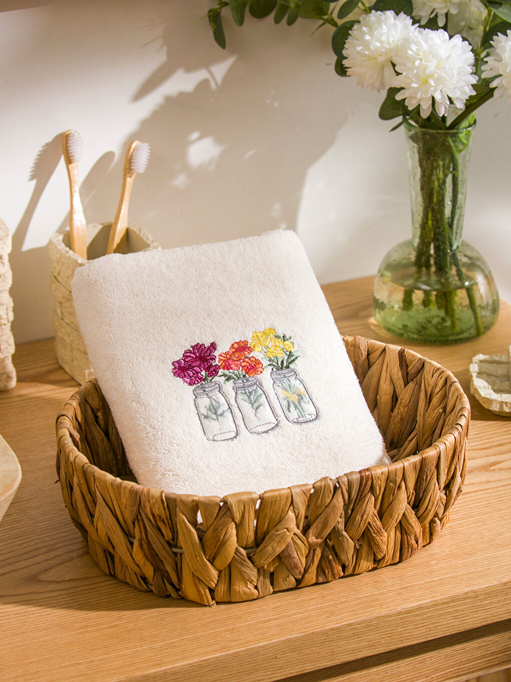 Ekru Çiçek Nakışlı Pamuklu Yüz Havlusu 50x80 cm-1