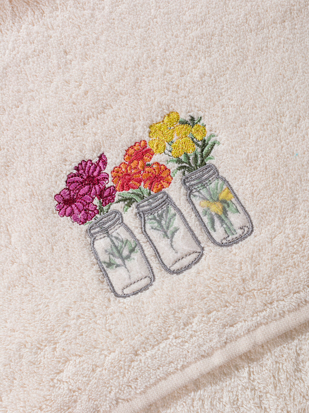 Ekru Çiçek Nakışlı Pamuklu Yüz Havlusu 50x80 cm-3