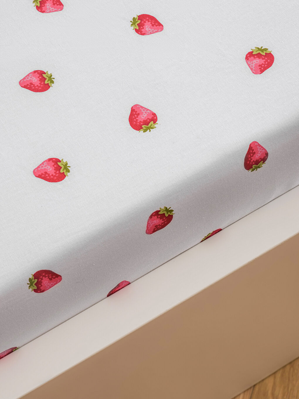 Sarı Çilek Desenli Çift Kişilik Lastikli Çarşaf-1