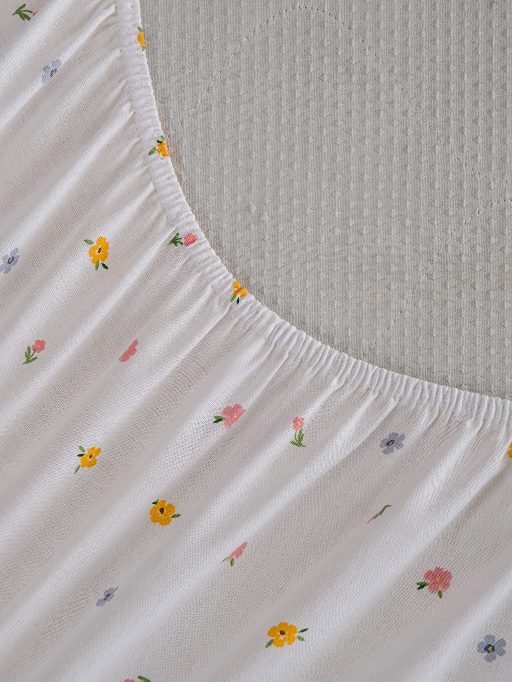 Sarı Çiçek Desenli Tek Kişilik Lastikli Çarşaf-3