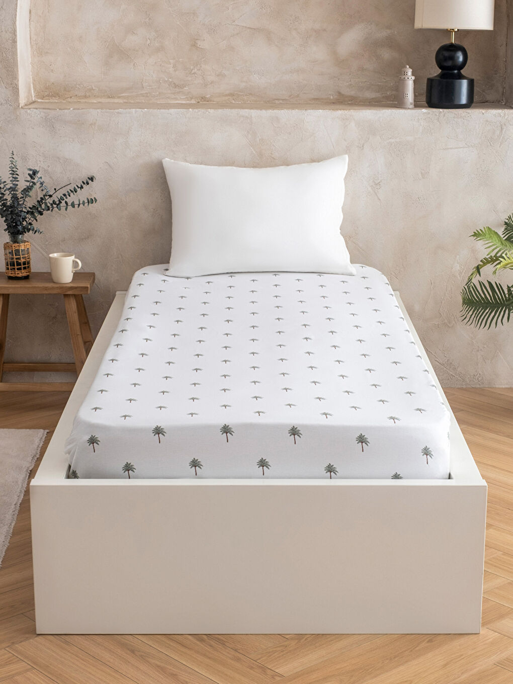 Простыня с узором пальм